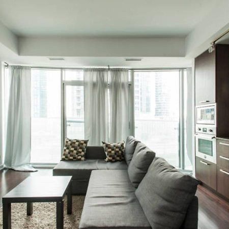 Eg Suites - York St Condos Cn Tower Toronto Eksteriør bilde