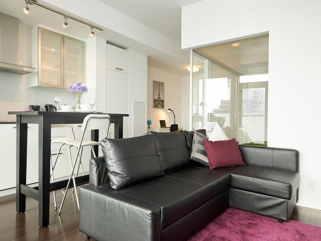 Eg Suites - York St Condos Cn Tower Toronto Eksteriør bilde