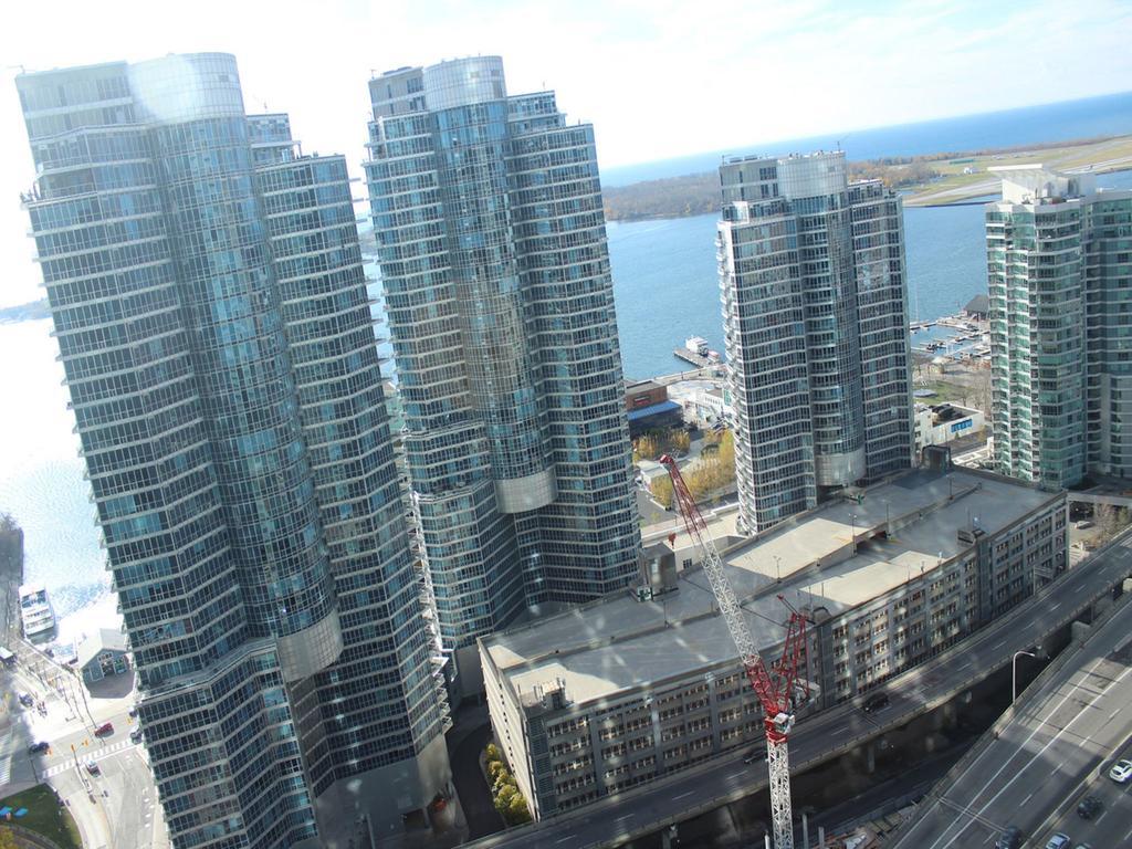 Eg Suites - York St Condos Cn Tower Toronto Eksteriør bilde