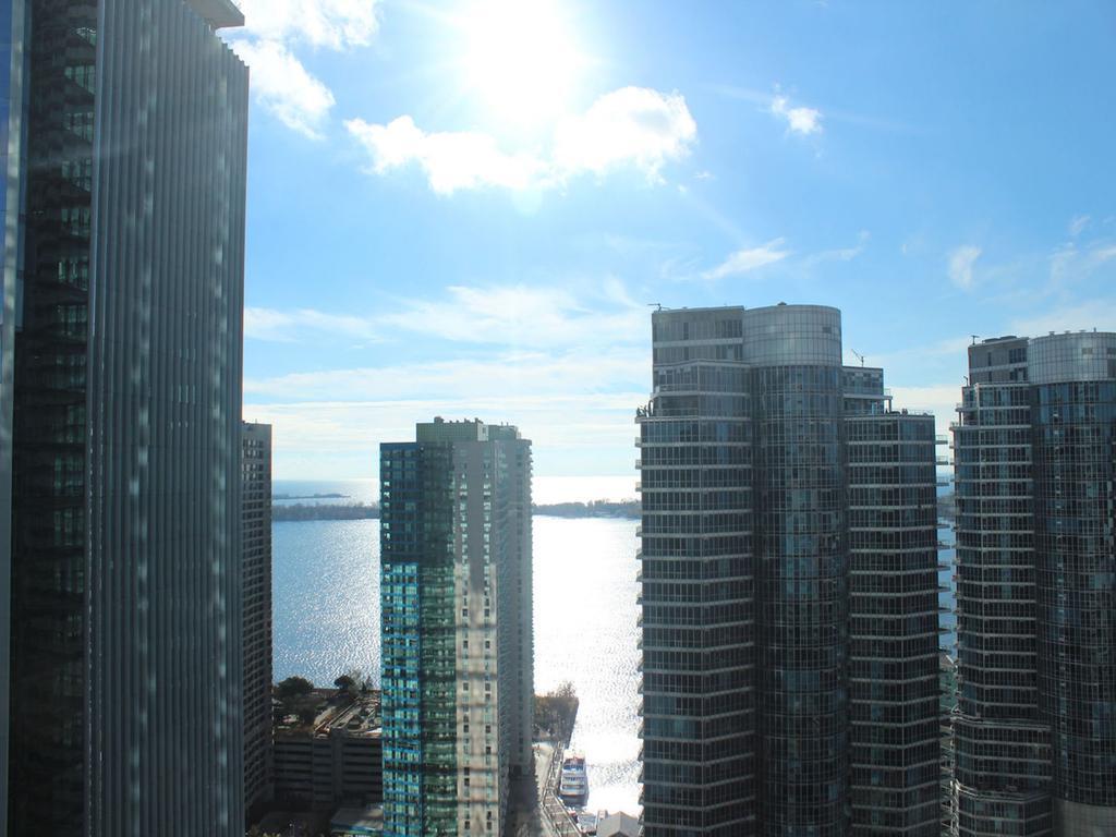 Eg Suites - York St Condos Cn Tower Toronto Eksteriør bilde