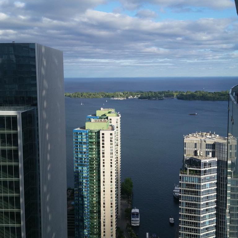 Eg Suites - York St Condos Cn Tower Toronto Eksteriør bilde