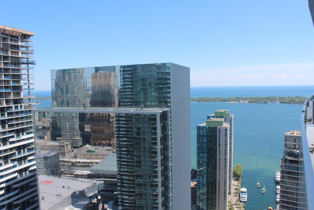 Eg Suites - York St Condos Cn Tower Toronto Eksteriør bilde