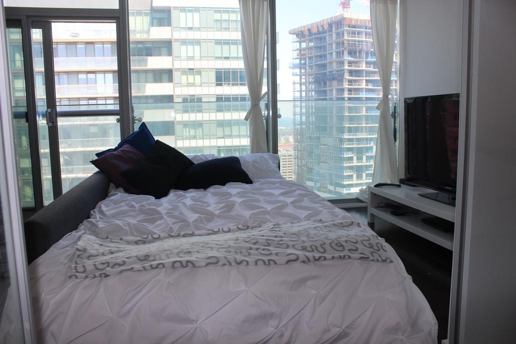 Eg Suites - York St Condos Cn Tower Toronto Eksteriør bilde