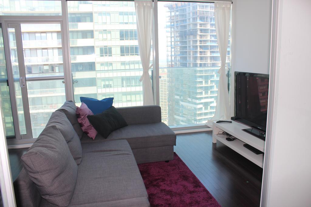 Eg Suites - York St Condos Cn Tower Toronto Eksteriør bilde