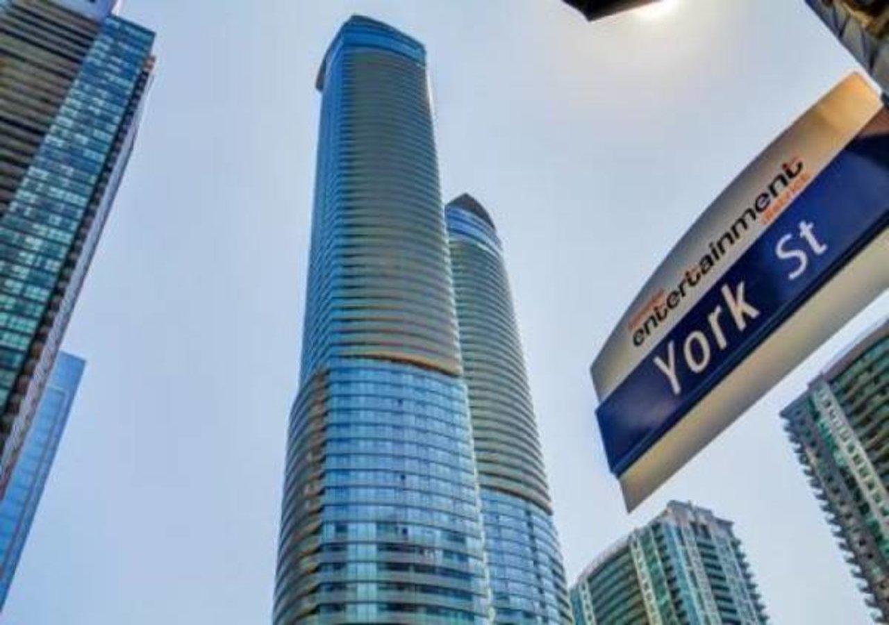 Eg Suites - York St Condos Cn Tower Toronto Eksteriør bilde