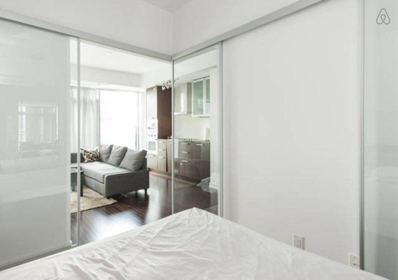 Eg Suites - York St Condos Cn Tower Toronto Eksteriør bilde